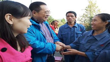 董事長(zhang)雷文(wén)勇一(yi)行視察貴州牧業